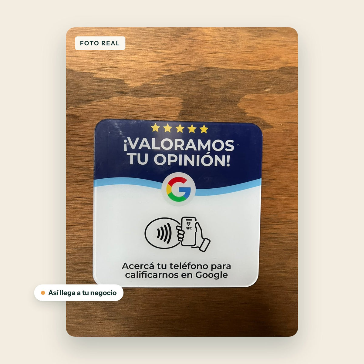 Foto real de la placa NFC azul y blanca